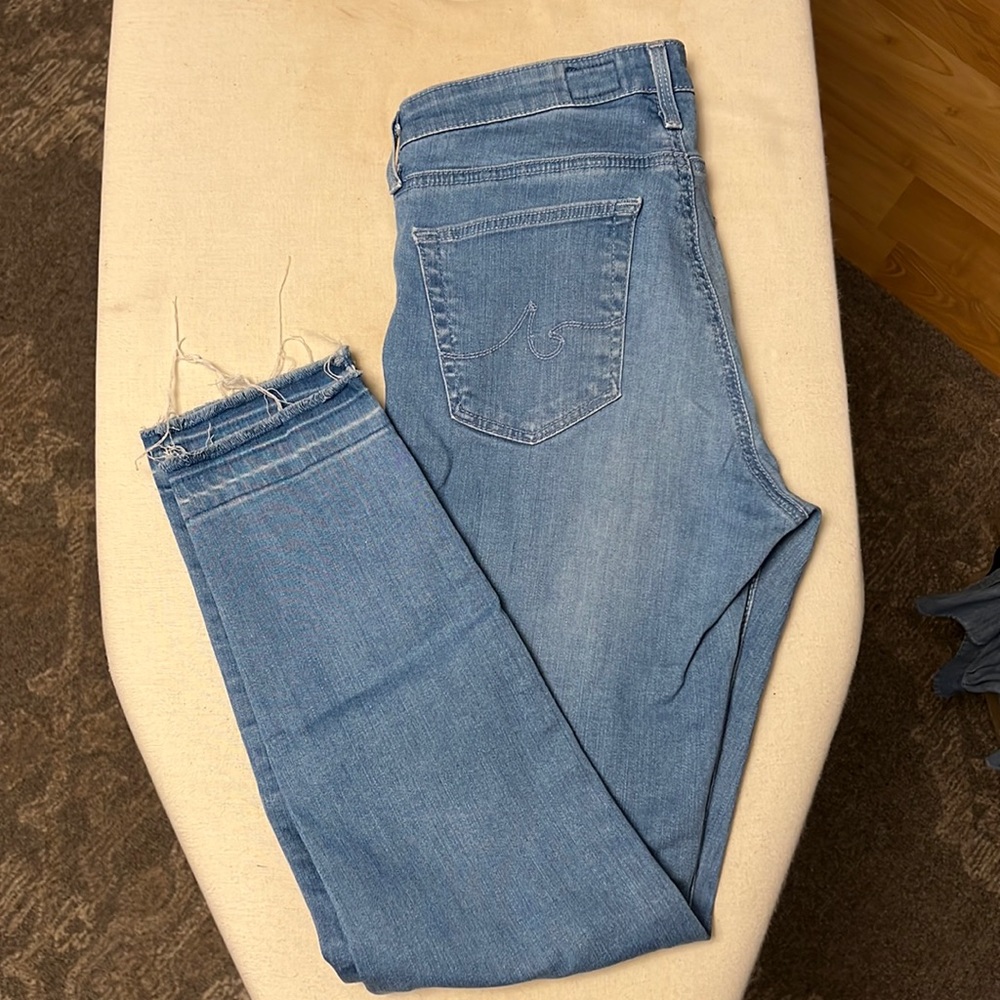 AG Mid-Rise Stevie Capri. Raw hem sz 27. Light wash